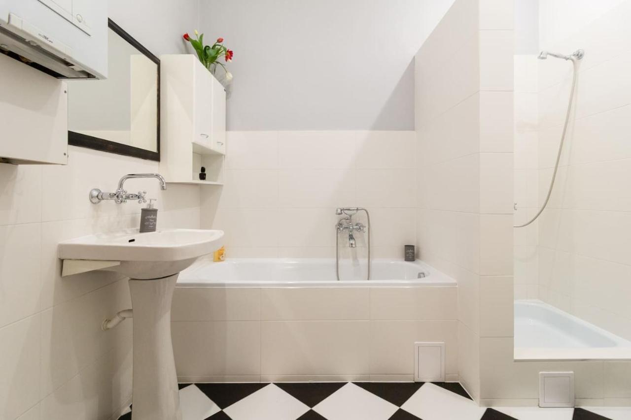Spacious, Central & Artistic W/Brand New Bathroom! Krasków Exterior foto