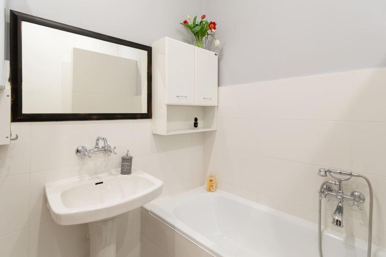 Spacious, Central & Artistic W/Brand New Bathroom! Krasków Exterior foto